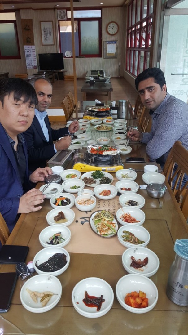 صرف غذا با دوستان کره ای