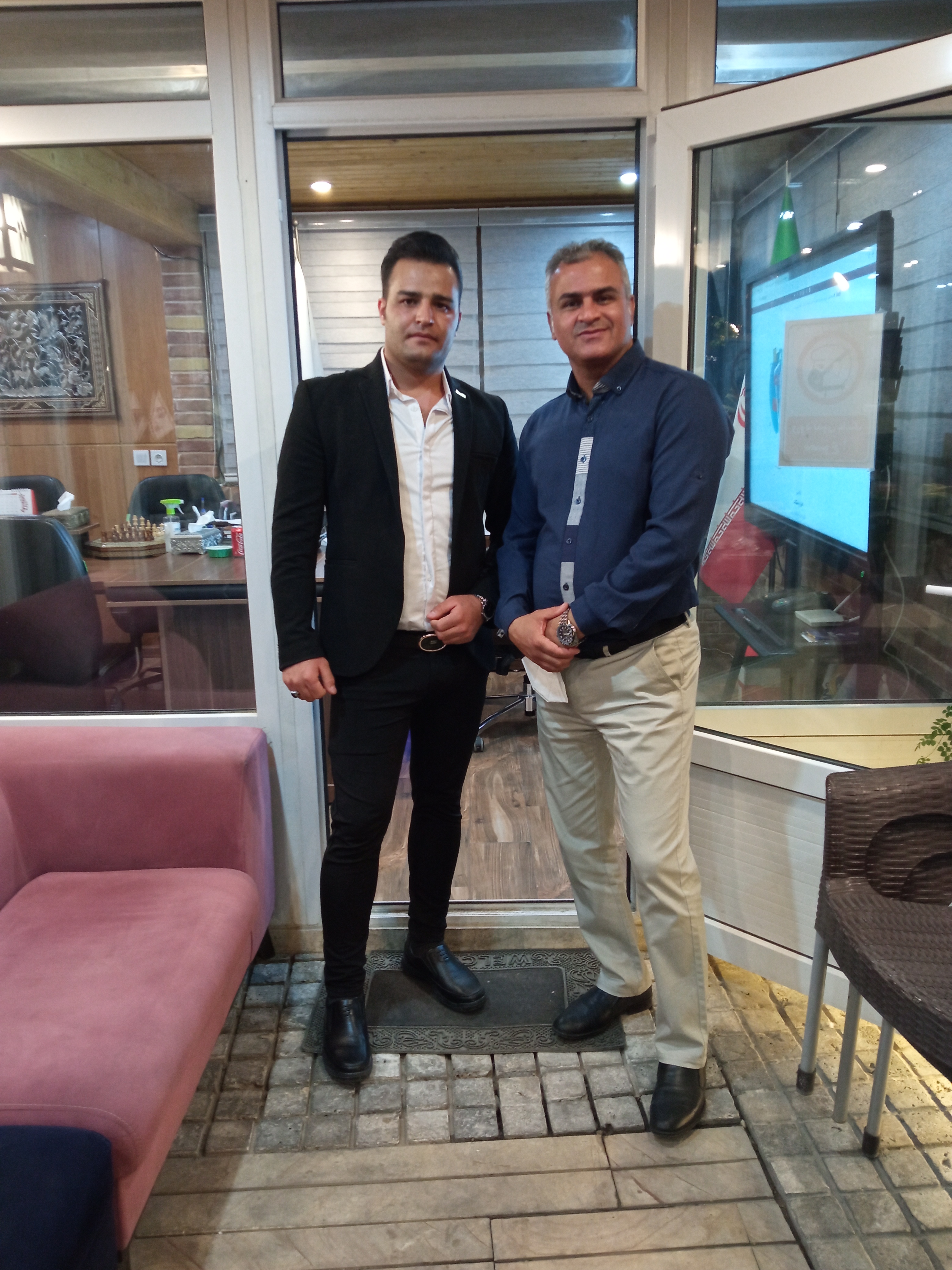 کنار بنیان گذار آینوتی جناب آقای معارفی بزرگ