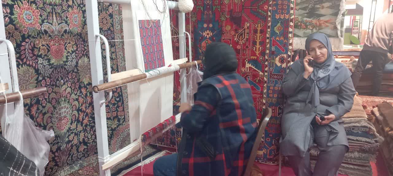 در حین کار قالیبافی