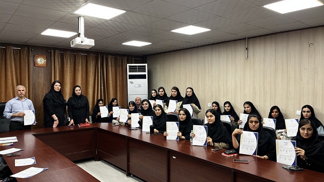 اهدا گواهی به دانشجویان در بیمارستان استاد محرری شیراز