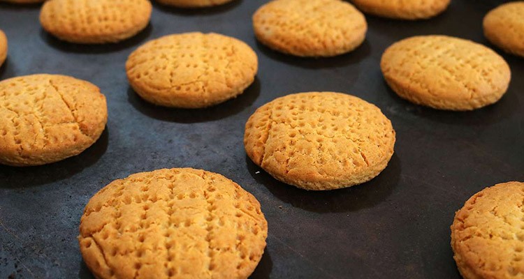 کلوچه زنجبیلی و محلی