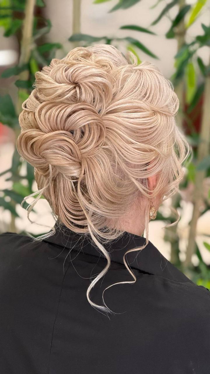 خدمات میکاپ😍برای دیدن نمونه کارهای بیشتر روی عکس کیلیک کنین☝🏻