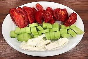 نان پنیر خیار گوجه 