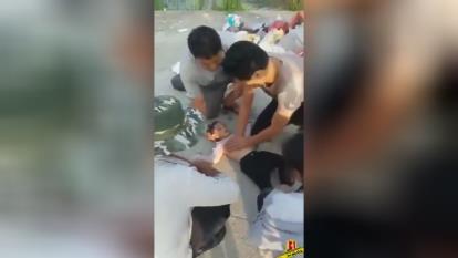 با چه روش جالبی تنفس بچه در آب غرق شده را بر گردوند...یاد بگیرید