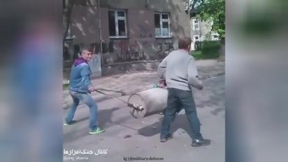 با سطل آشغال توپ دستی درست کردن 😳 خودشو هم پرتاب کرد 😂 عالیه 👌