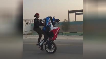 تکچرخ زیبا با موتور سنگین.موتور سنگین.