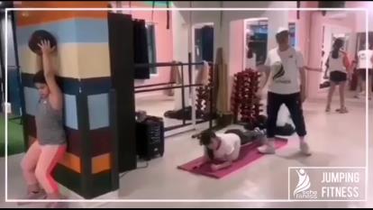 پرش روی دستگاه جامپینگ اندروفین بدن را ازاد کرده وموجب شادی میشود و باعث قوی ترشدن عضلات بدن کودکان میشود