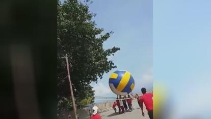 والیبال بازی کردن یعنی این 😁😁😁