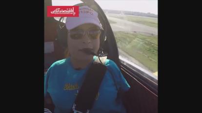 خانم خلبان بدون دست