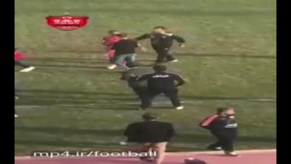 پرتاب بطری آب به سوی افشین پیروانی
