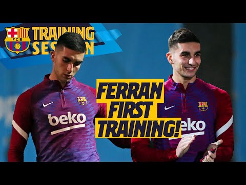 پوستر فران تورس بازیکن جدید بارسلونا، با تیم‌هم‌تیمی‌هایش در...