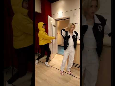 پوستر اشتباه‌گرفتن فلیکس از گروه استری کیدز