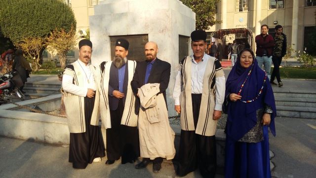 دکتر جهانگیر داودی در میان عشایر