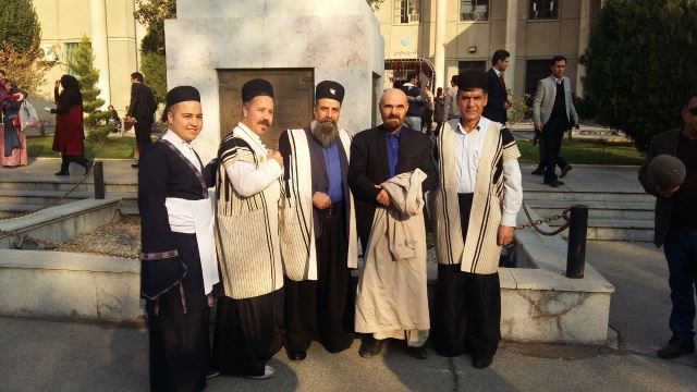 دکتر جهانگیر داودی در میان عشایر