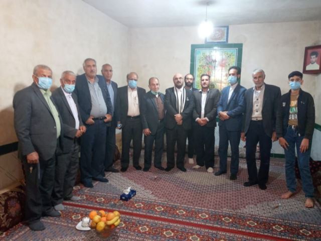 دکترجهانگیر داودی در میان مردم