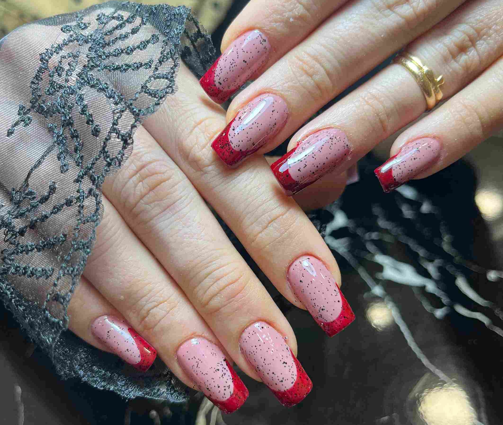 طرح کاشت ناخن قرمز صورتی در اصفهان