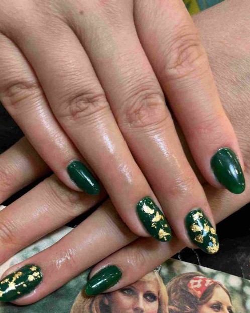 کاشت ناخن زمرد طلایی در اصفهان