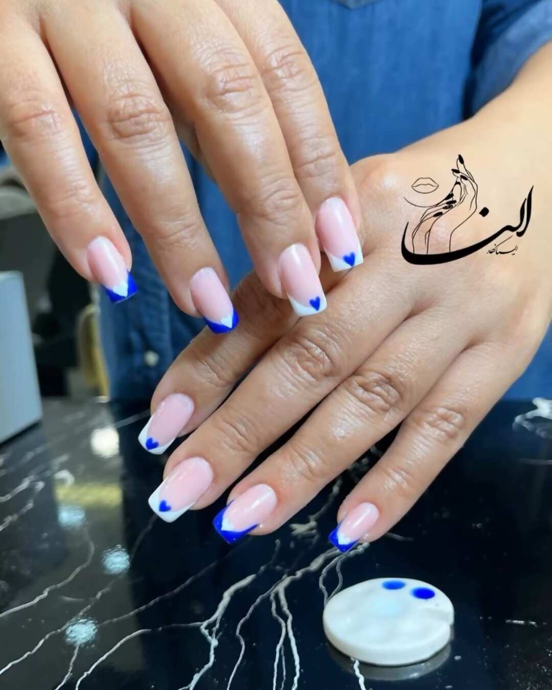 کاشت ناخن فرنچ نئونی آبی در اصفهان