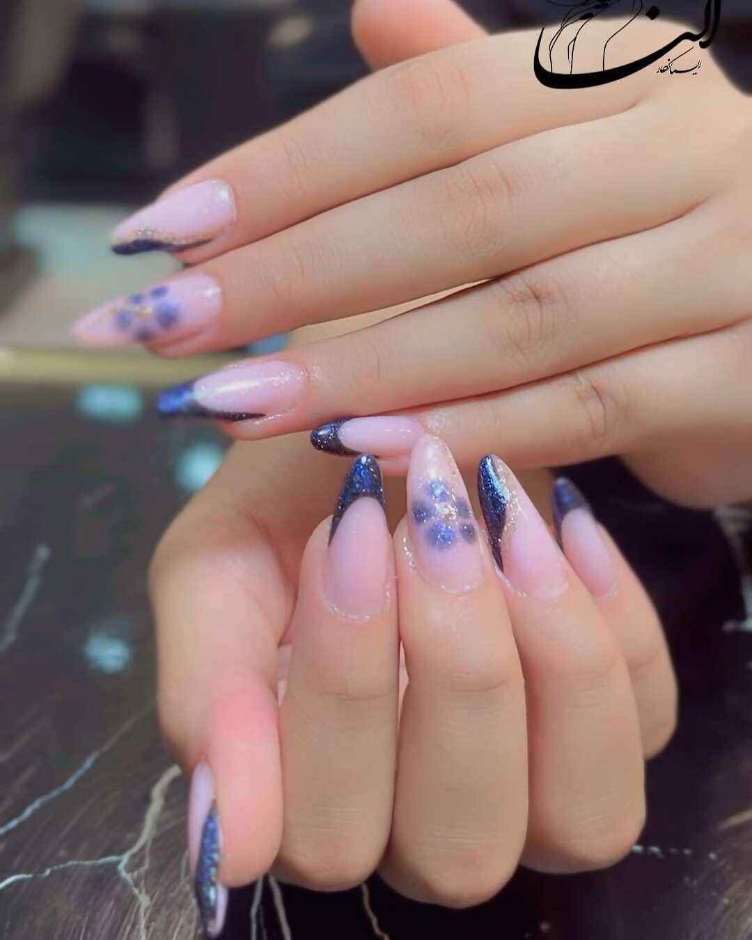 کاشت ناخن صورتی-سرمه ای در اصفهان
