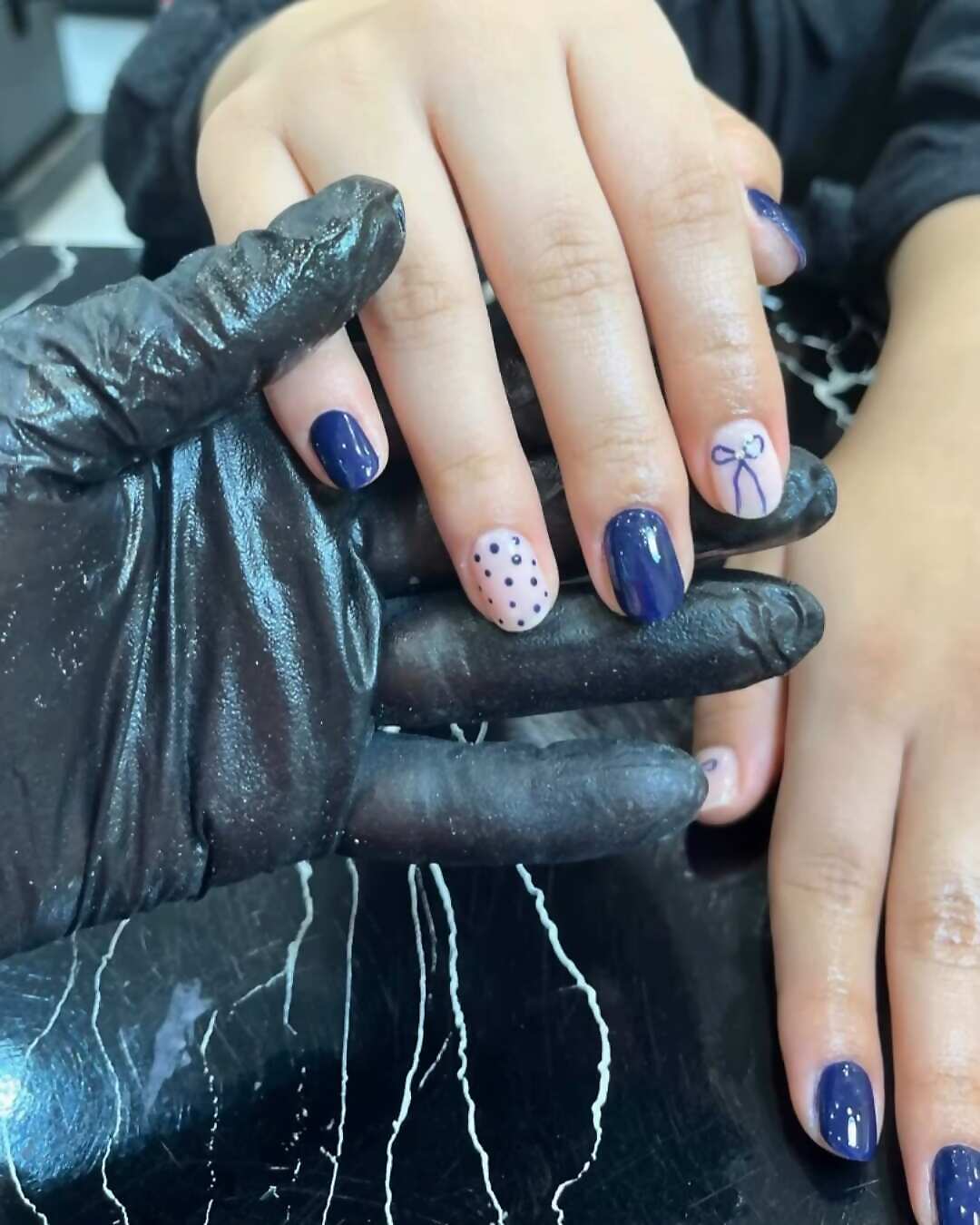 کاشت ناخن سرمه ای خال خالی در اصفهان