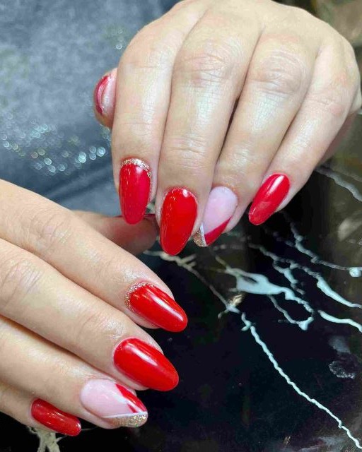 کاشت ناخن قرمز و صورتی در اصفهان