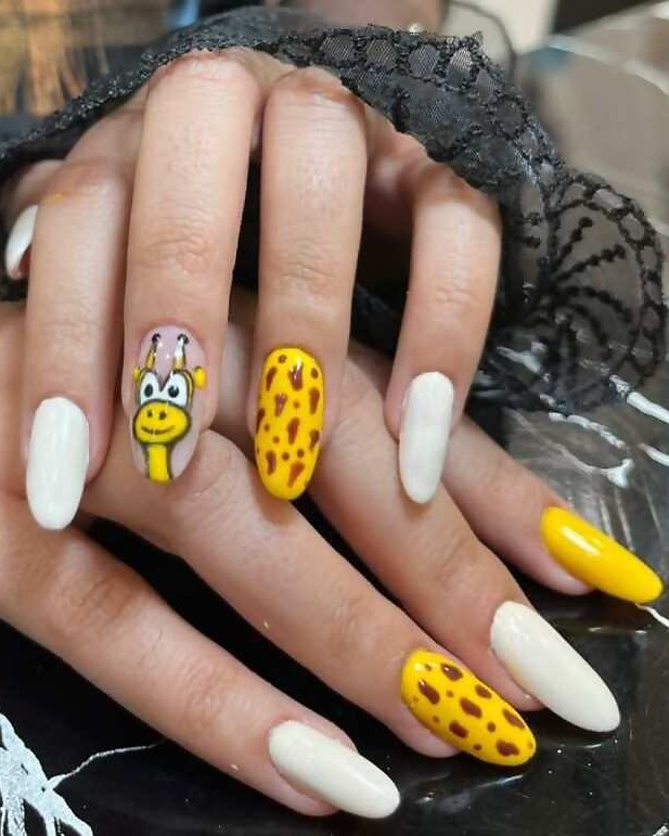 کاشت ناخن فانتزی طرح زرافه در اصفهان