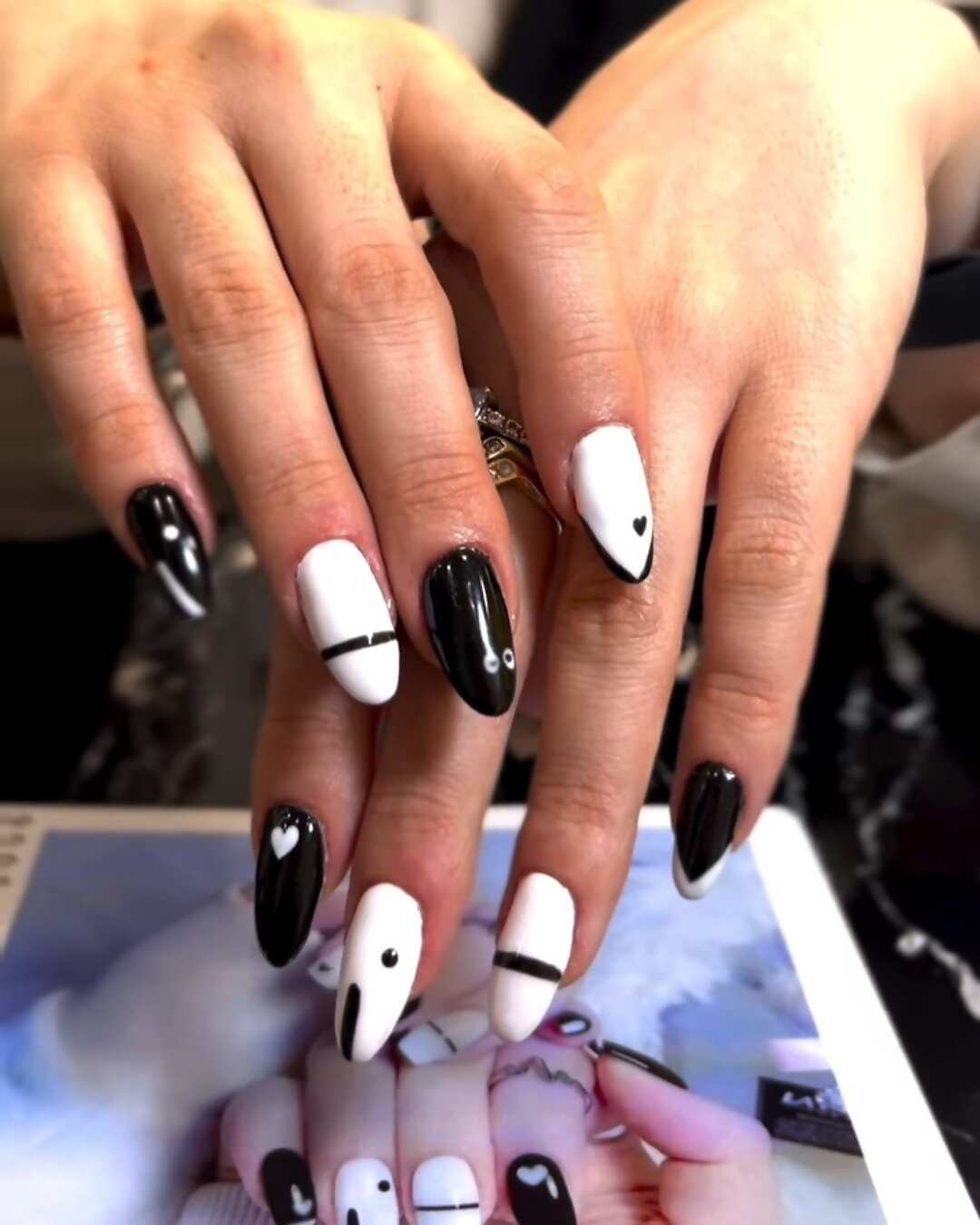 کاشت ناخن مشکی-سفید مدرن در اصفهان