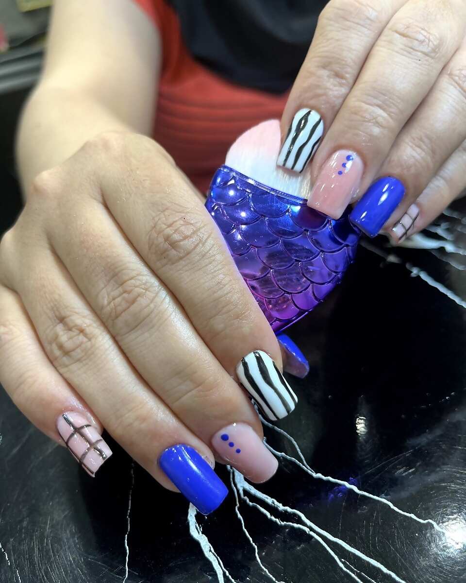 کاشت ناخن آبی و راه راه سفید در اصفهان