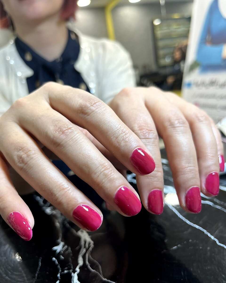 کاشت ناخن قرمز یاقوتی براق در اصفهان