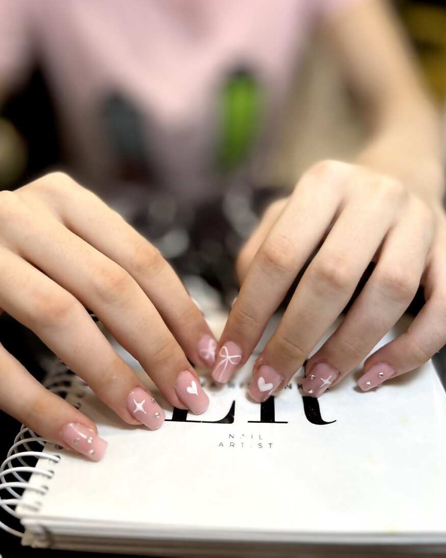 کاشت ناخن طرح نود با قلب سفید در اصفهان