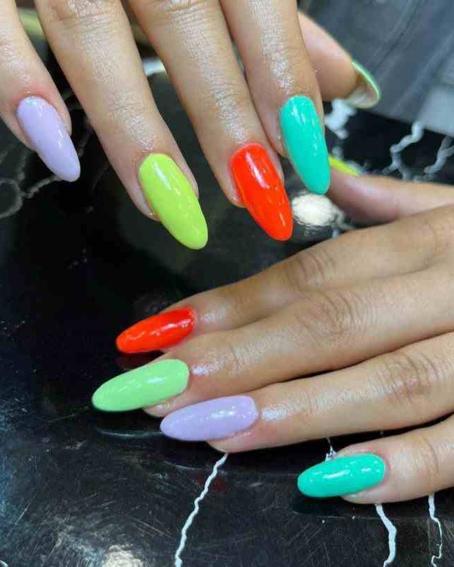 کاشت ناخن رنگین کمانی در اصفهان
