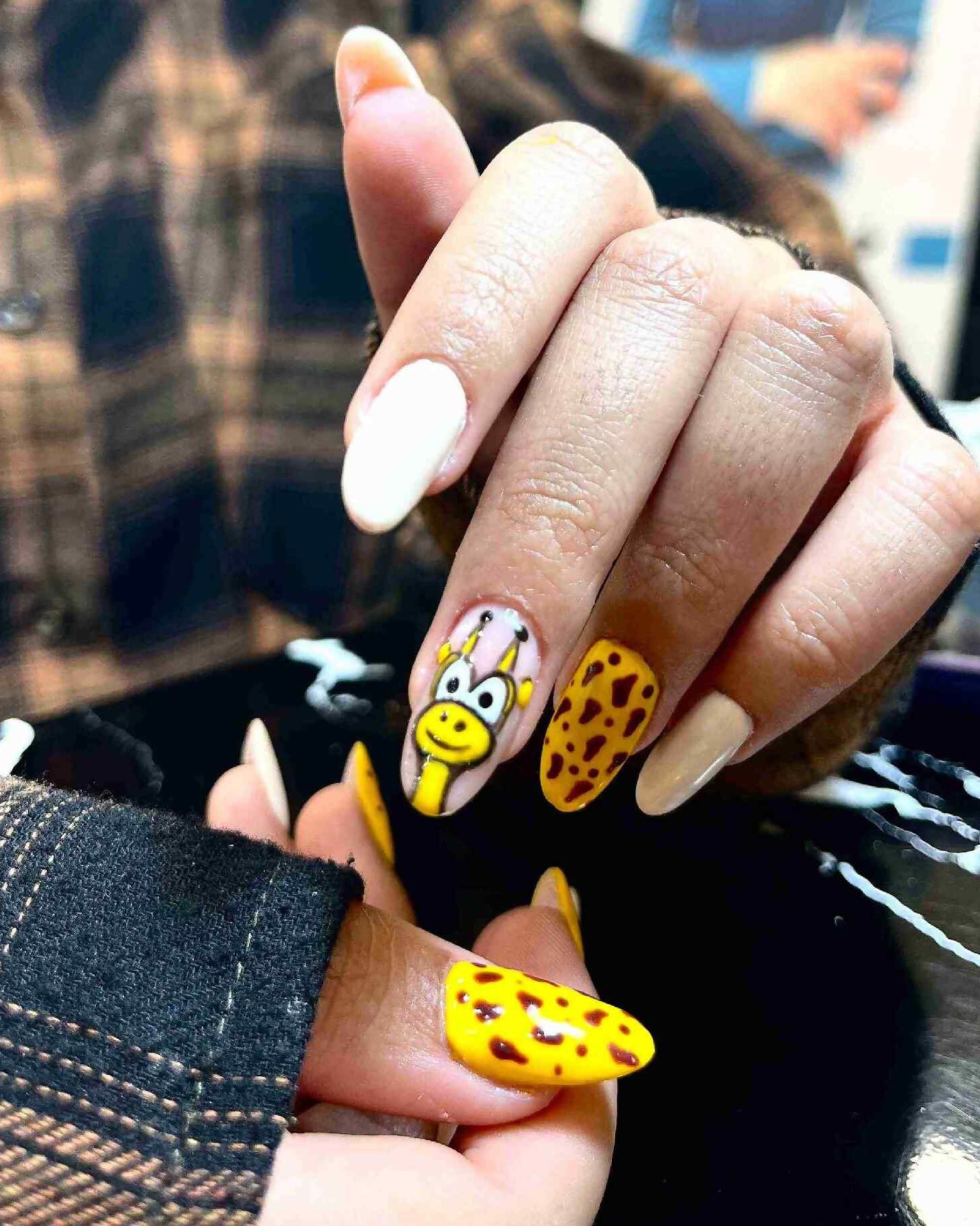 کاشت ناخن فانتزی زرافه عروسکی در اصفهان