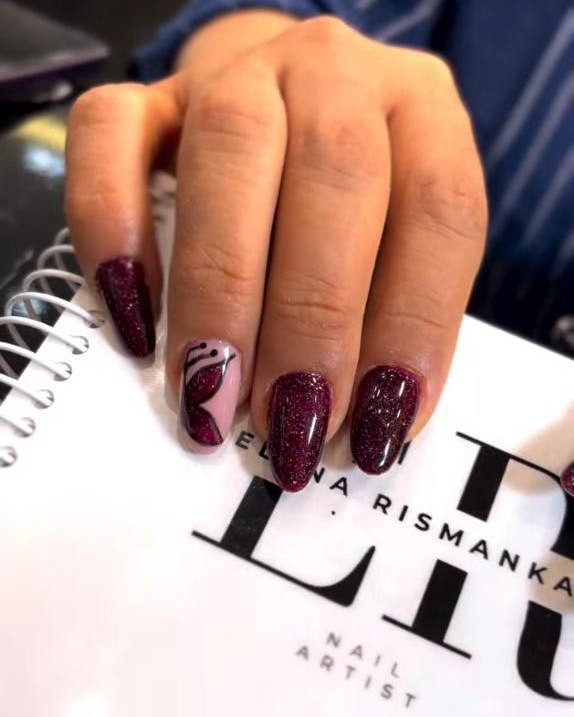 کاشت ناخن شرابی براق در اصفهان