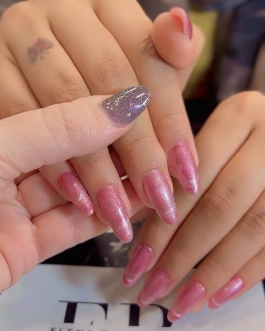 کاشت ناخن صورتی صدفی در اصفهان