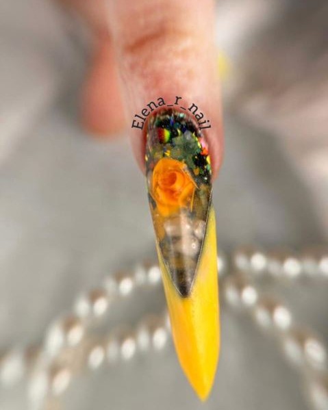 کاشت ناخن ژورنالی طرح رز زرد در اصفهان