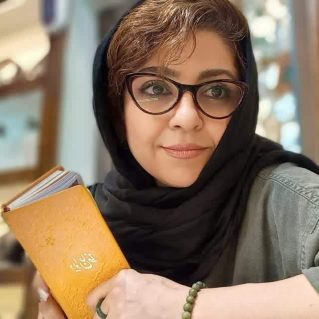 گالری سنگارنگ 100 لوگوی گالری سنگارنگ ۱۰۰، مجموعه سنگهای طبیعی و معدنی