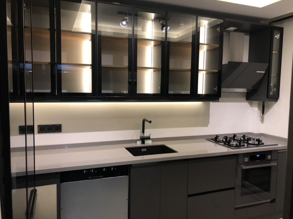 کابینت در شیشه ای