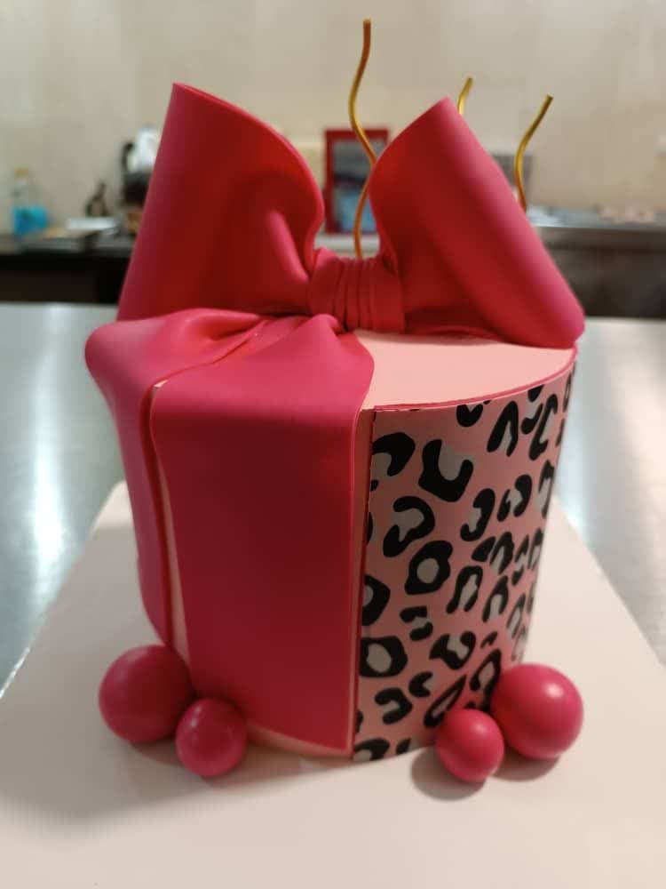 شیرینی فروشی در منطقه 22 تهران