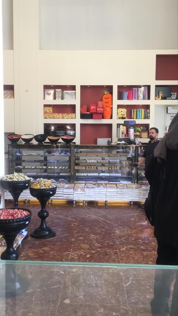 شیرینی فروشی در منطقه 22 تهران