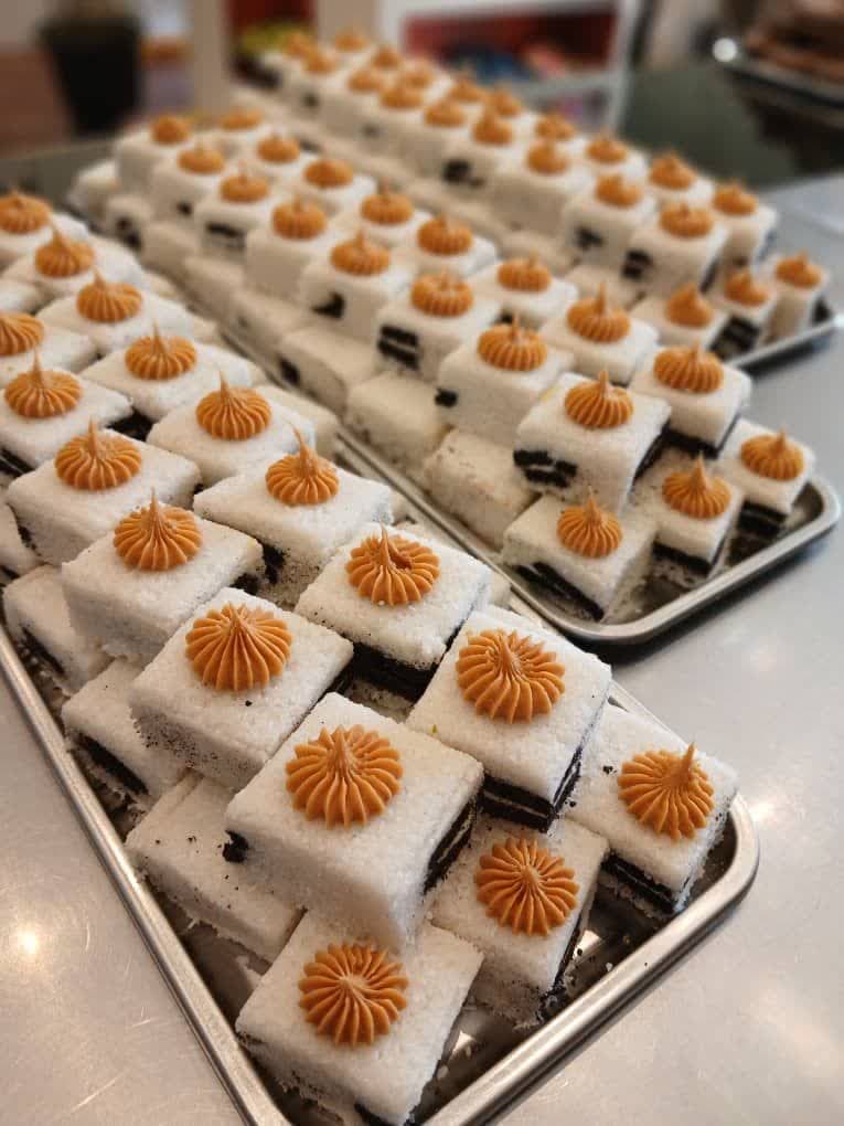 شیرینی فروشی در منطقه 22 تهران