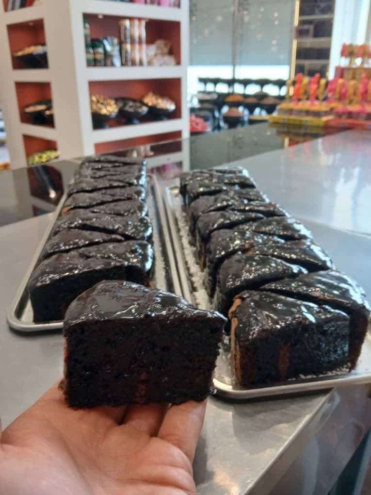 شیرینی فروشی در منطقه 22 تهران