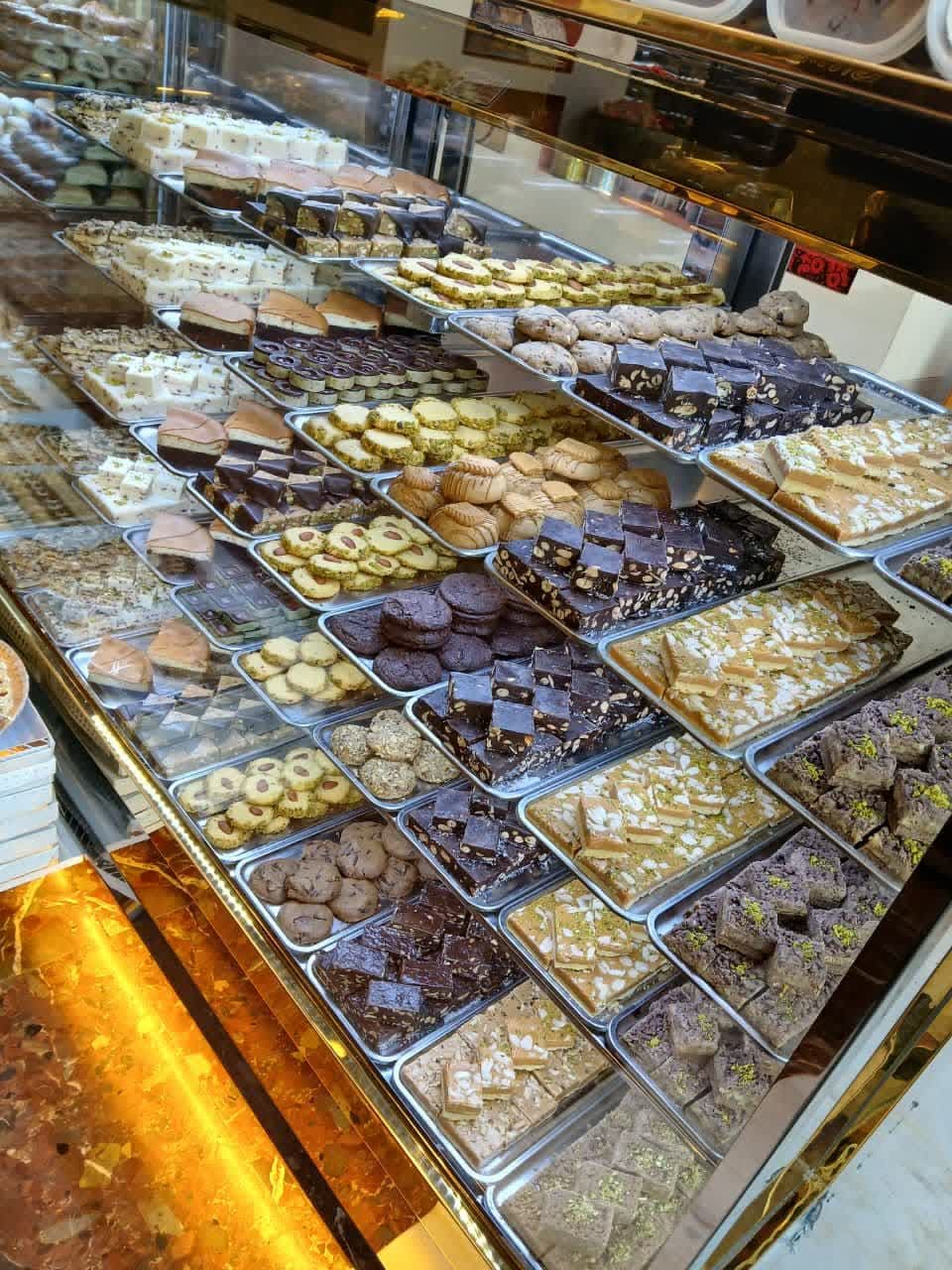 شیرینی فروشی در منطقه 22 تهران