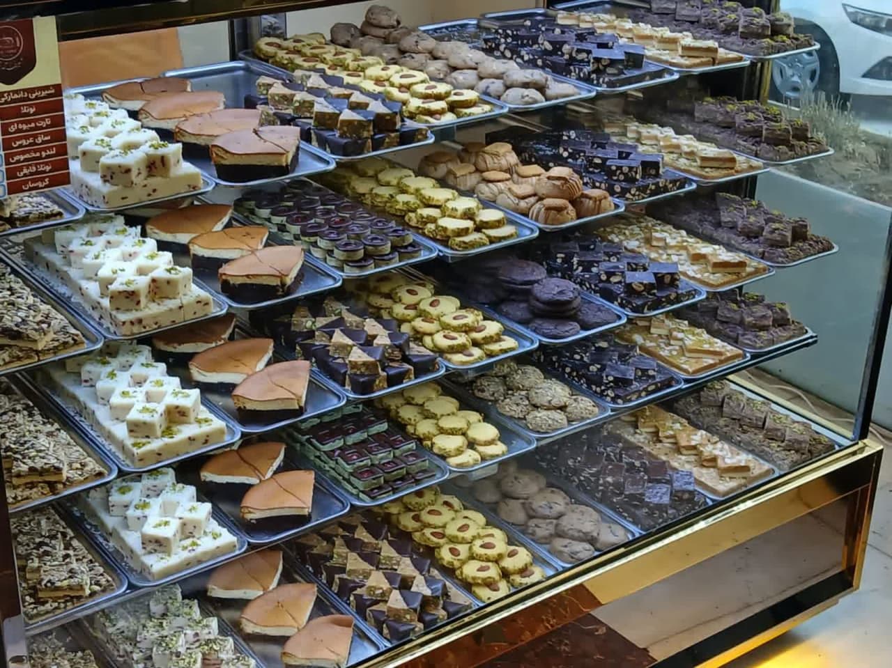 شیرینی فروشی در منطقه 22 تهران