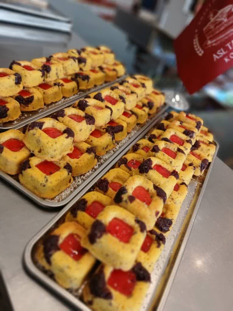 شیرینی فروشی در منطقه 22 تهران