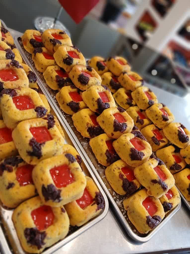 شیرینی فروشی در منطقه 22 تهران