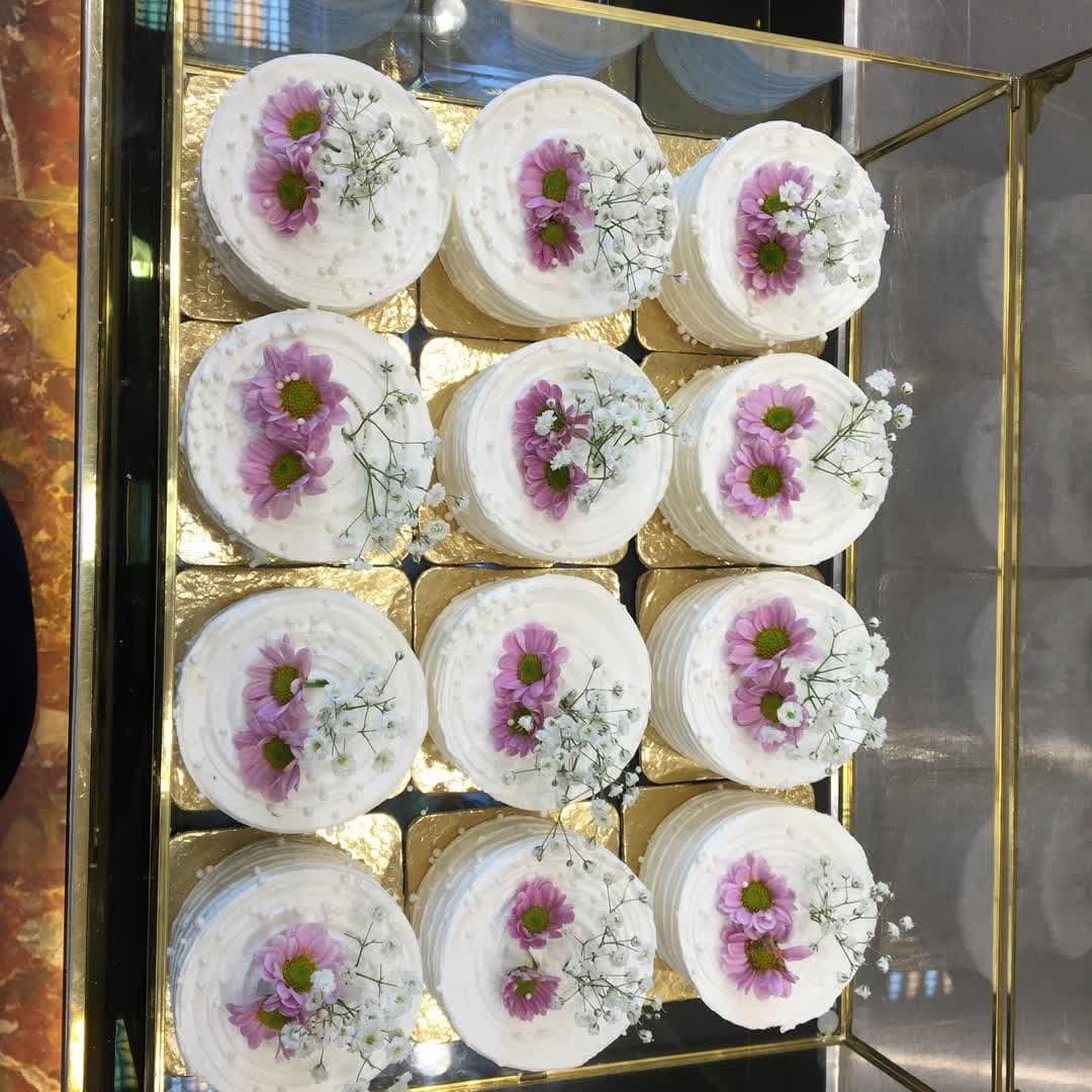 شیرینی فروشی در منطقه 22 تهران