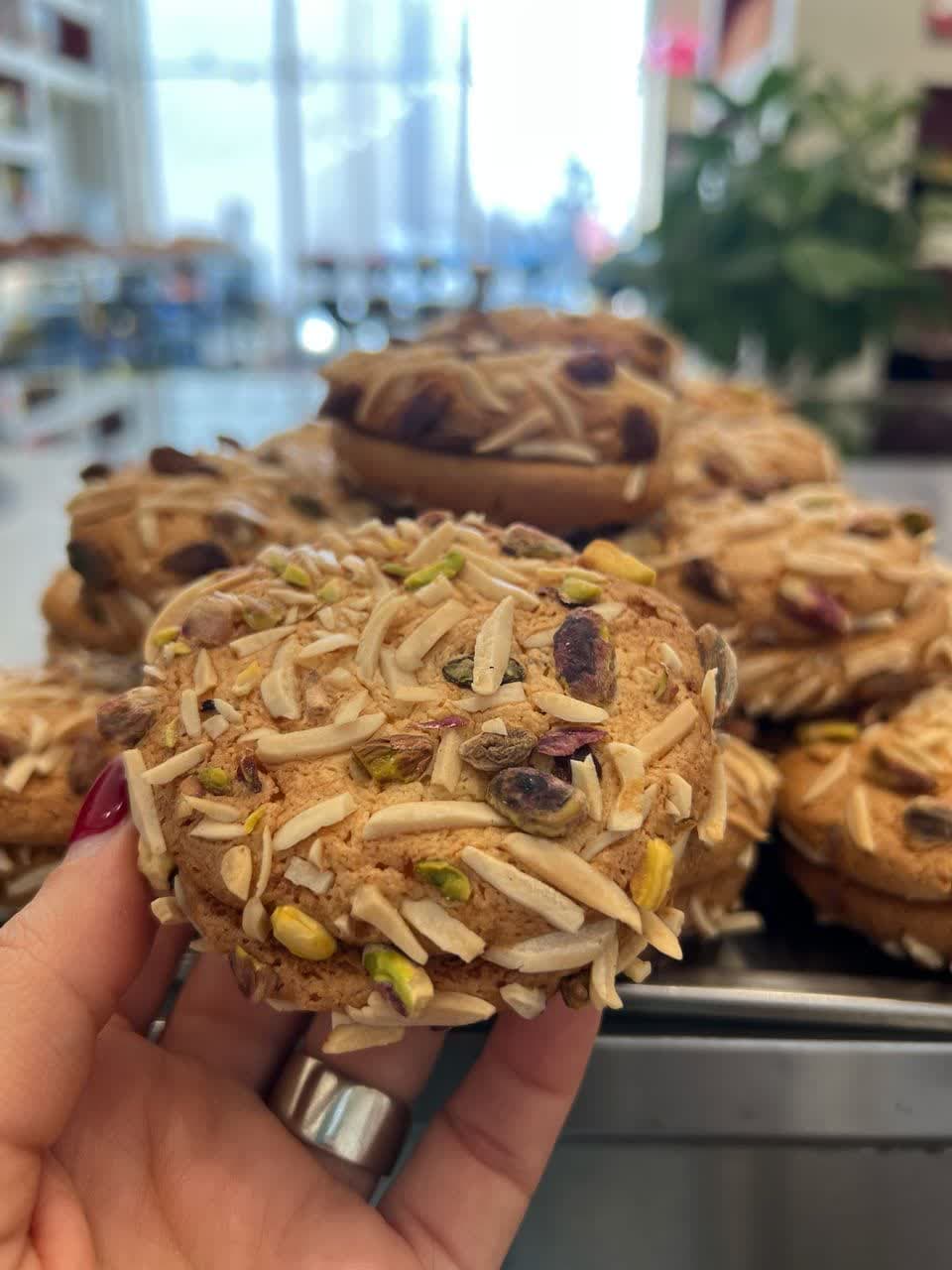 شیرینی فروشی در منطقه 22 تهران