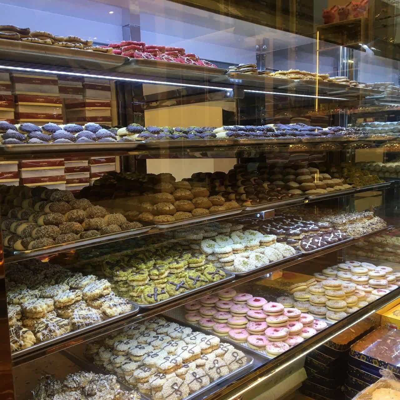 شیرینی فروشی در منطقه 22 تهران