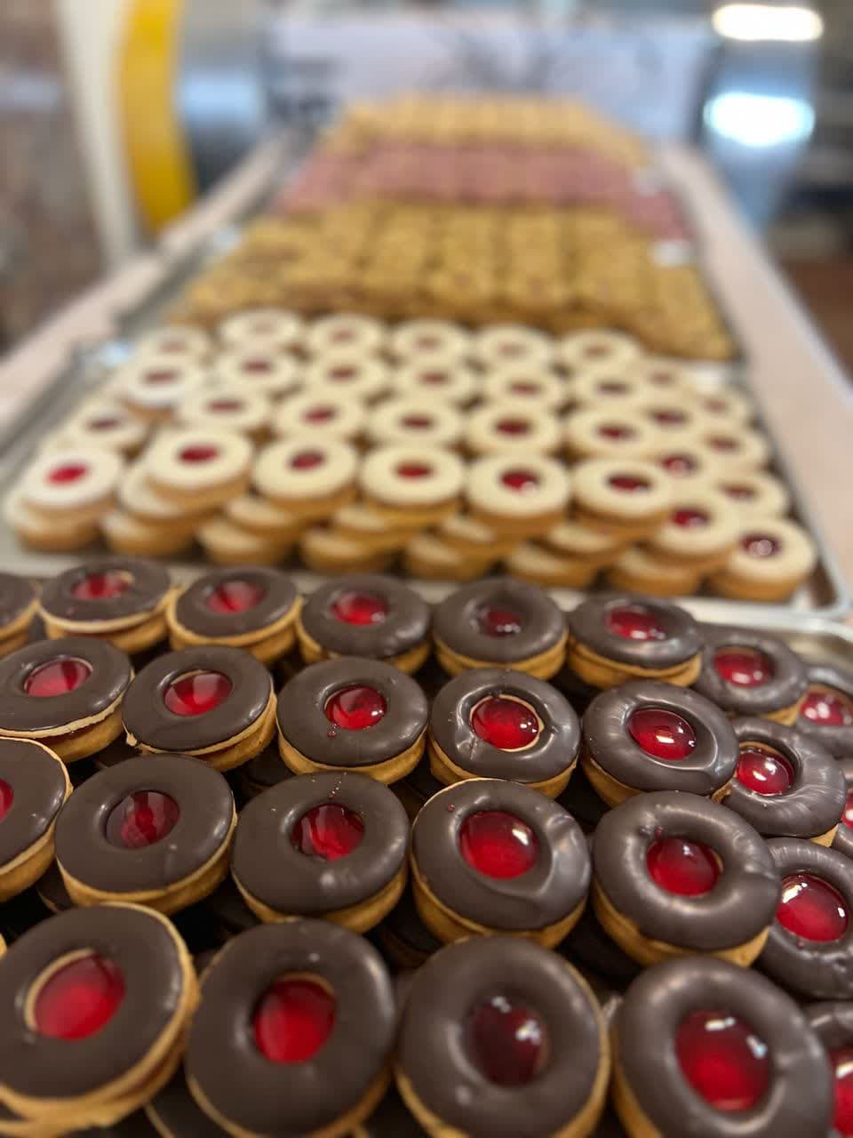 شیرینی فروشی در منطقه 22 تهران