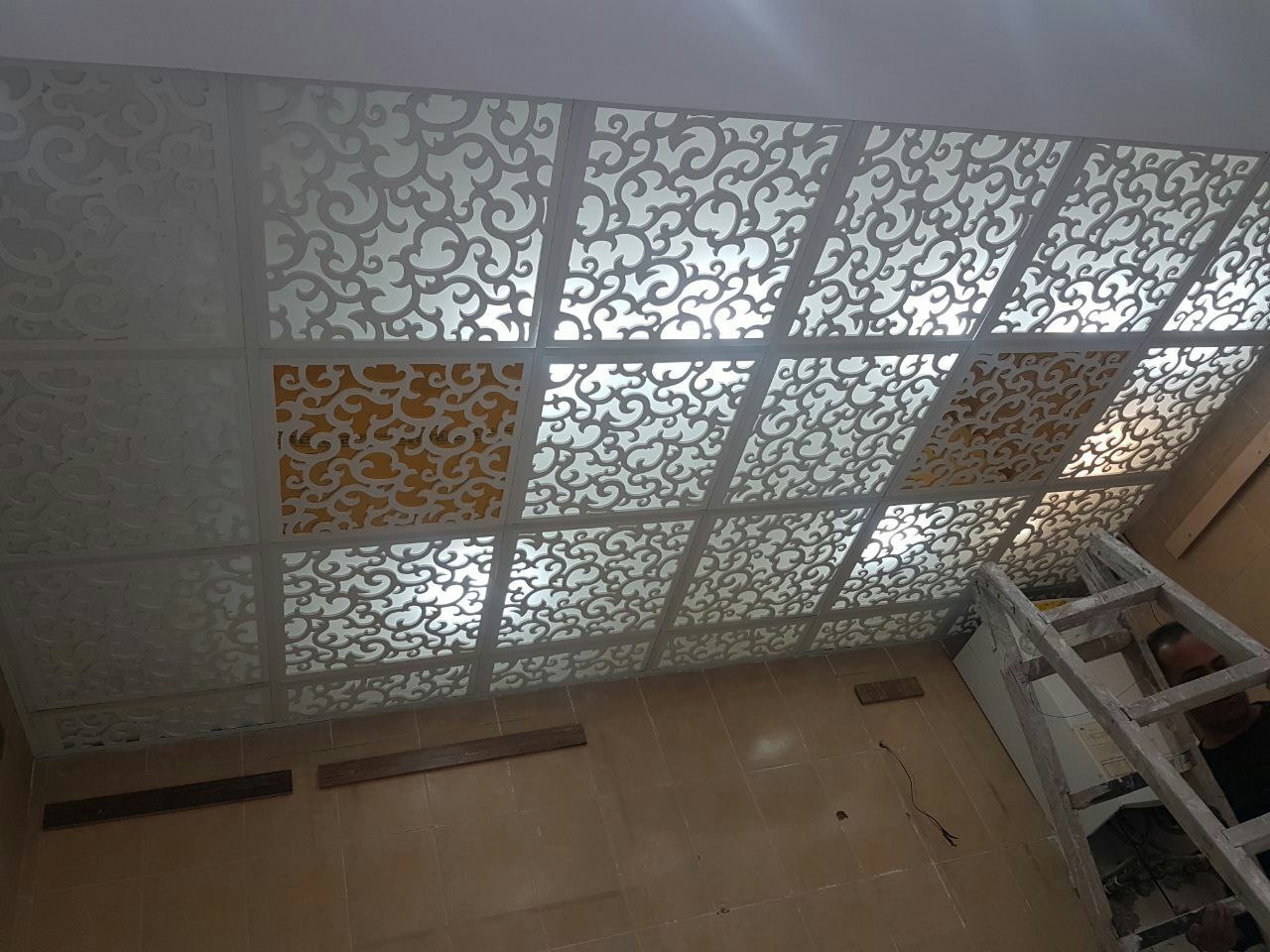 نصب تایل مشبک در ساری